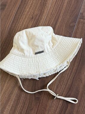 Jacquemus Cream Frayed-Brim Bucket Hat